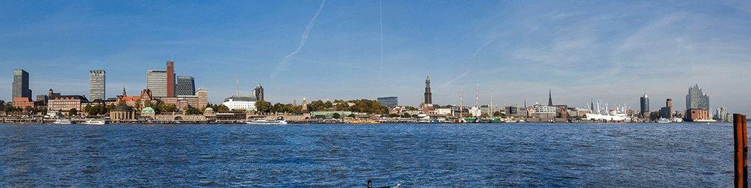 Die Hamburger Skyline vom Südufer der Elbe gesehen, Panoramafoto