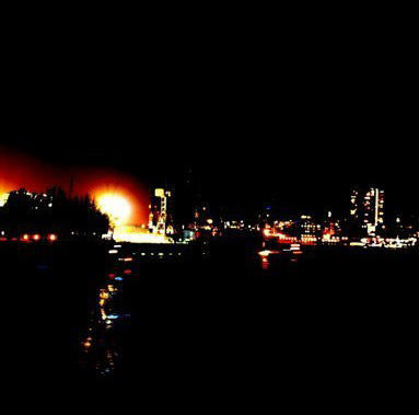 Der Hamburger Hafen bei Nacht, Foto mit Lampen und Silhouetten von Schiffen, Details der Lampen
