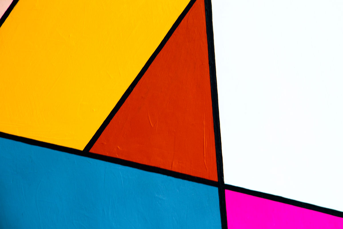 Detailaufnahme, ein großes rotes Dreieck, weiße und gelbe Flächen