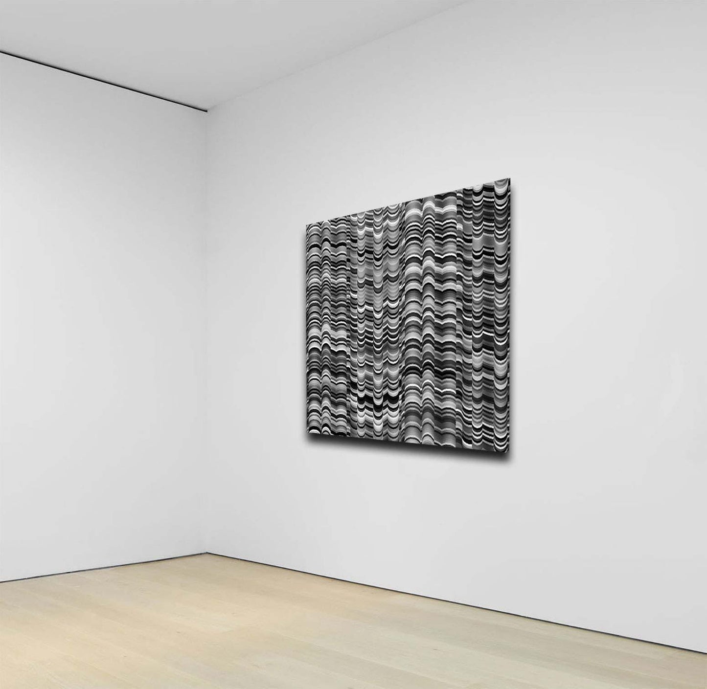 Geometrische Muster in schwarz Weiß mäandern über das Kunstwerk, scheinbar in Bewegung, an heller wand im Museum hängend