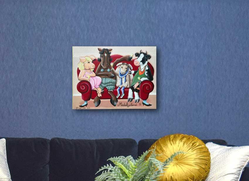 Vier Tiere sitzen auf einem roten Sofa, lustiges Gemälde, Bild hängt an einer blauen Wand vor einem dunklen Sofa