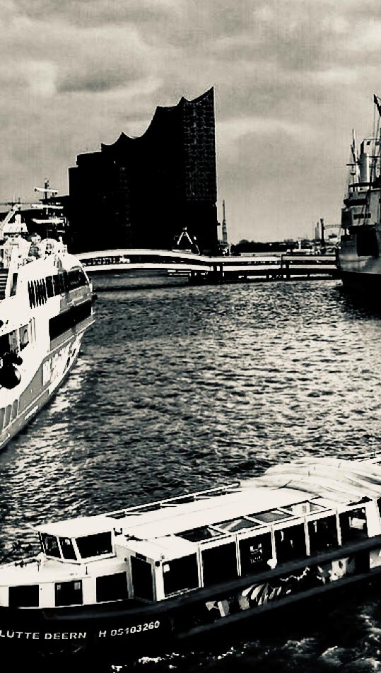 der Hamburger Hafen gespiegelt mit Schiffen und ELbe, schwarz weiß, Detailansicht mit Elbphilharmonie