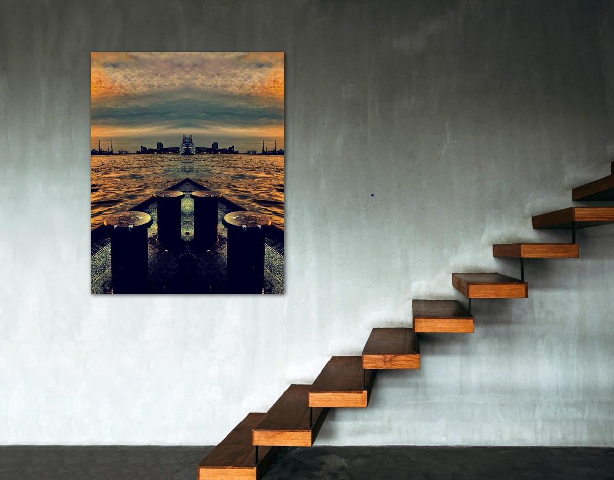 Fotos von 2 gespiegelten Pollen und einem Schiff auf der Elbe, Hochformat, Farbe braun und orange, an grauer Wand hängend mit Treppe