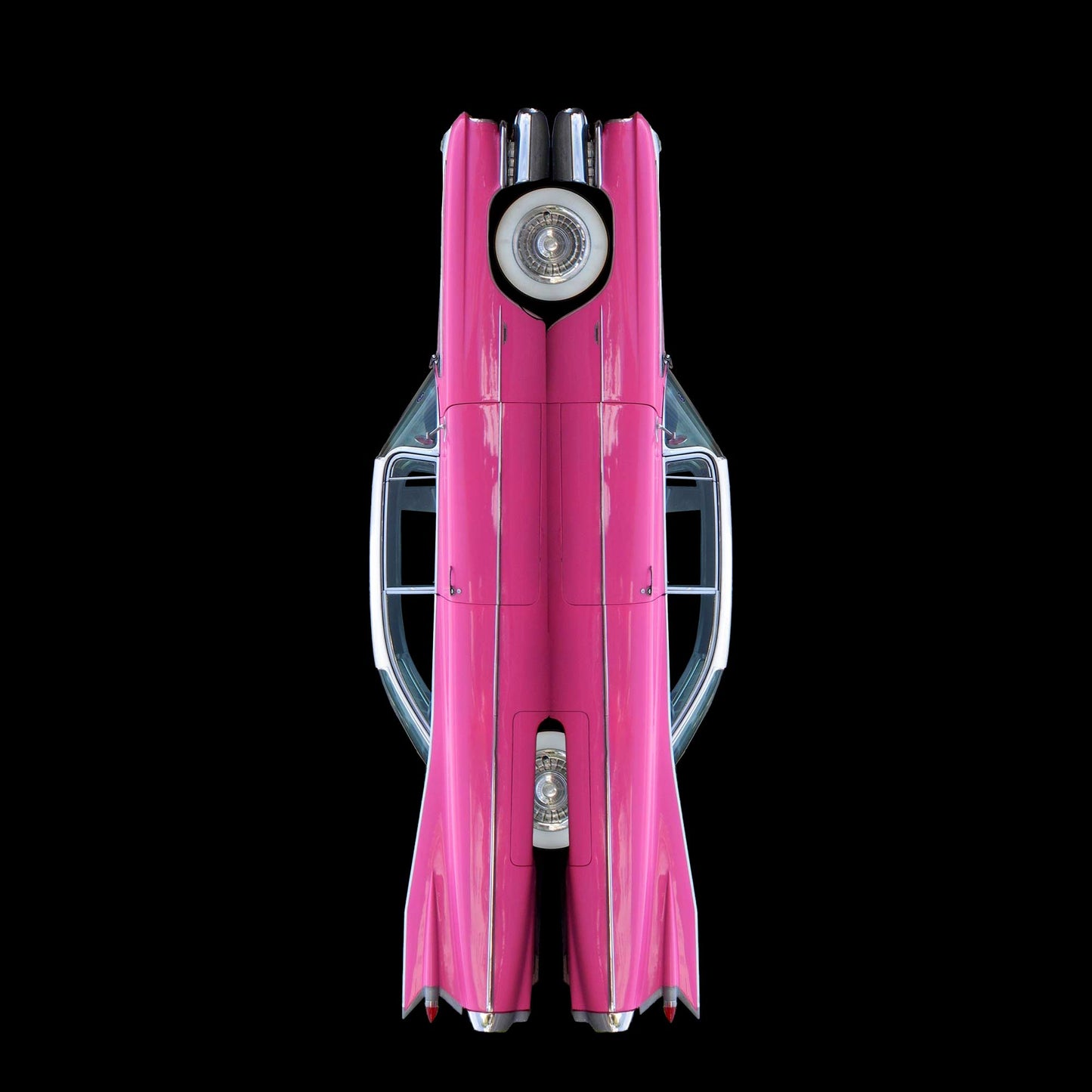 Ein legendärer Heckflossen Cadillac in Pink, gespiegelt vor schwarzem Hintergrund, Format quadratisch, nach oben gedreht