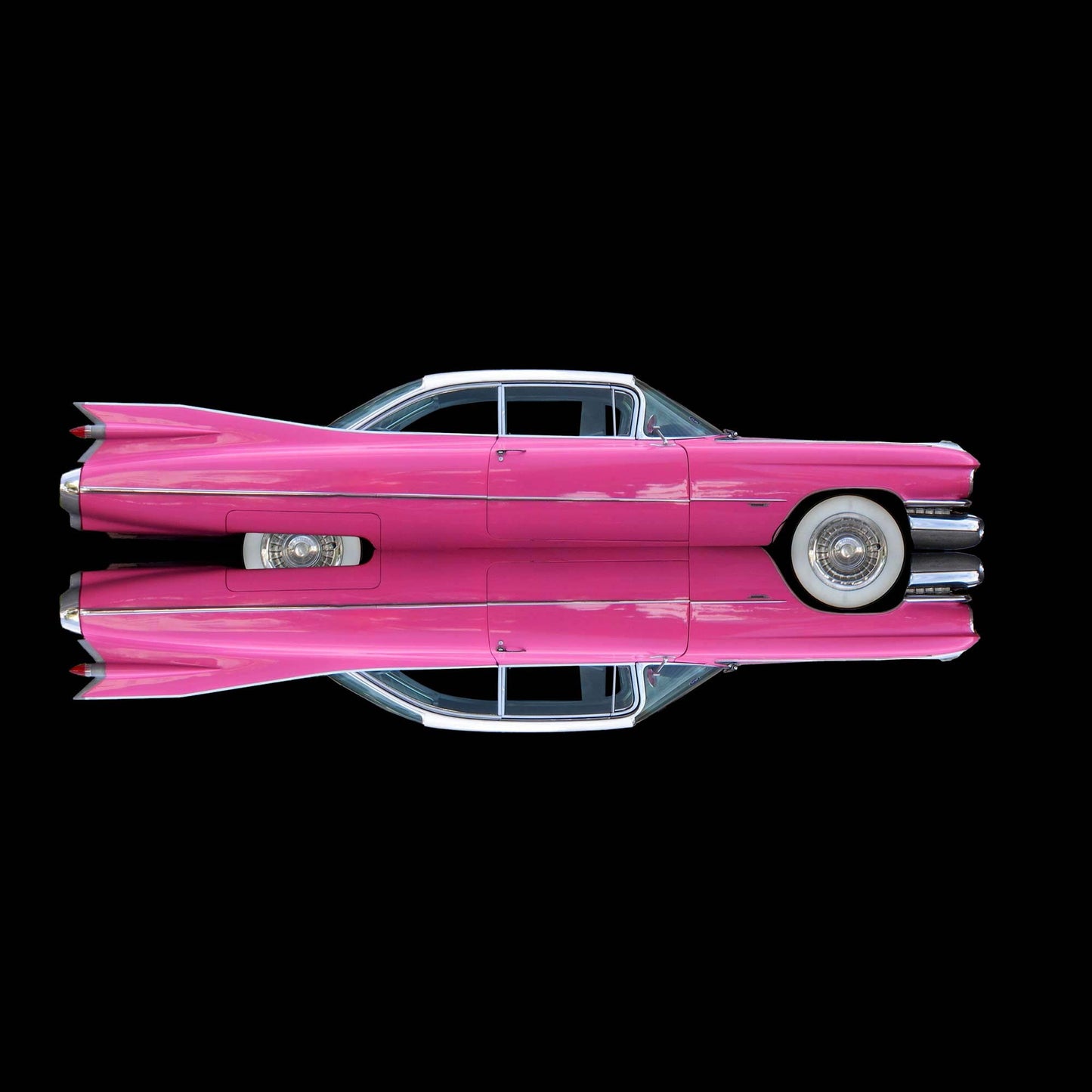 Ein legendärer Heckflossen Cadillac in Pink, gespiegelt vor schwarzem Hintergrund, Format quadratisch, nach rechts gedreht