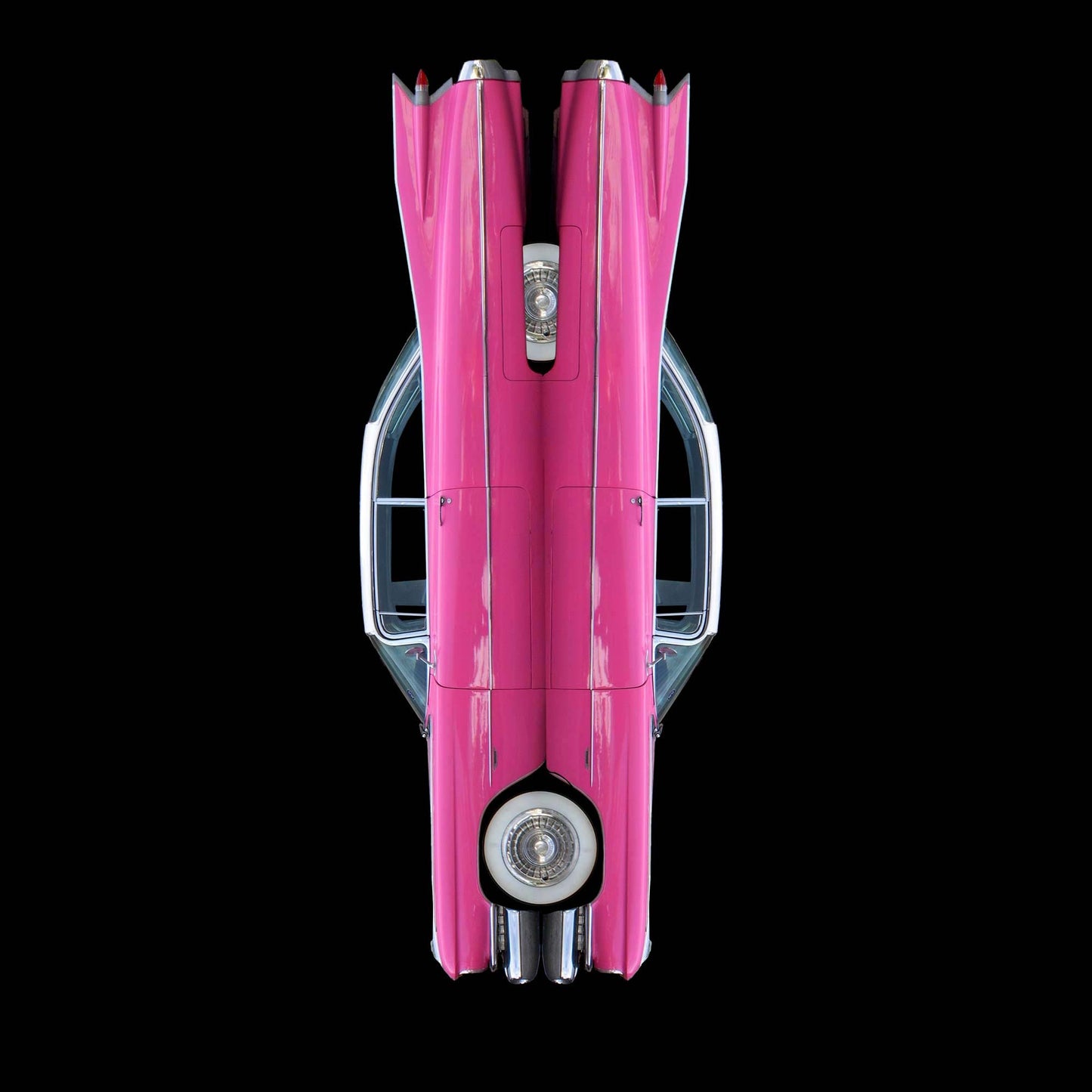 Ein legendärer Heckflossen Cadillac in Pink, gespiegelt vor schwarzem Hintergrund, Format quadratisch, nach unten gedreht