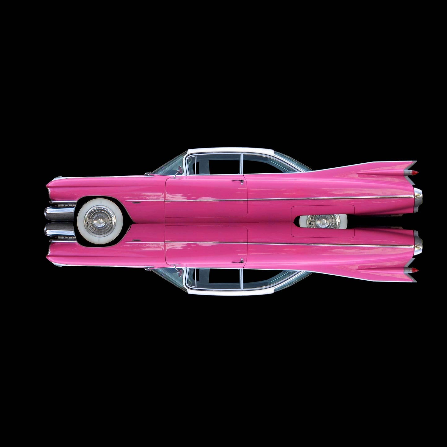 Ein legendärer Heckflossen Cadillac in Pink, gespiegelt vor schwarzem Hintergrund, Format quadratisch, nach links gedreht