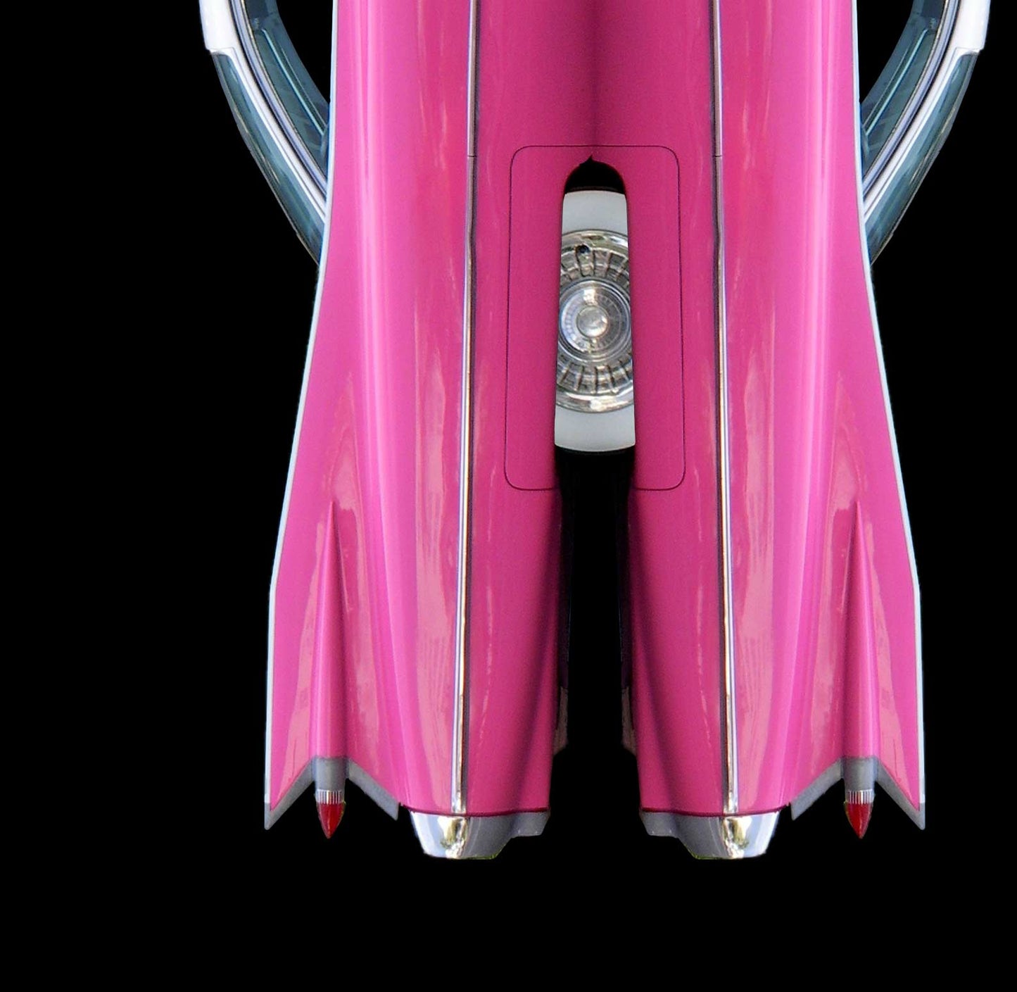 Ein legendärer Heckflossen Cadillac in Pink, gespiegelt vor schwarzem Hintergrund, Format quadratisch, Details Heckflossen
