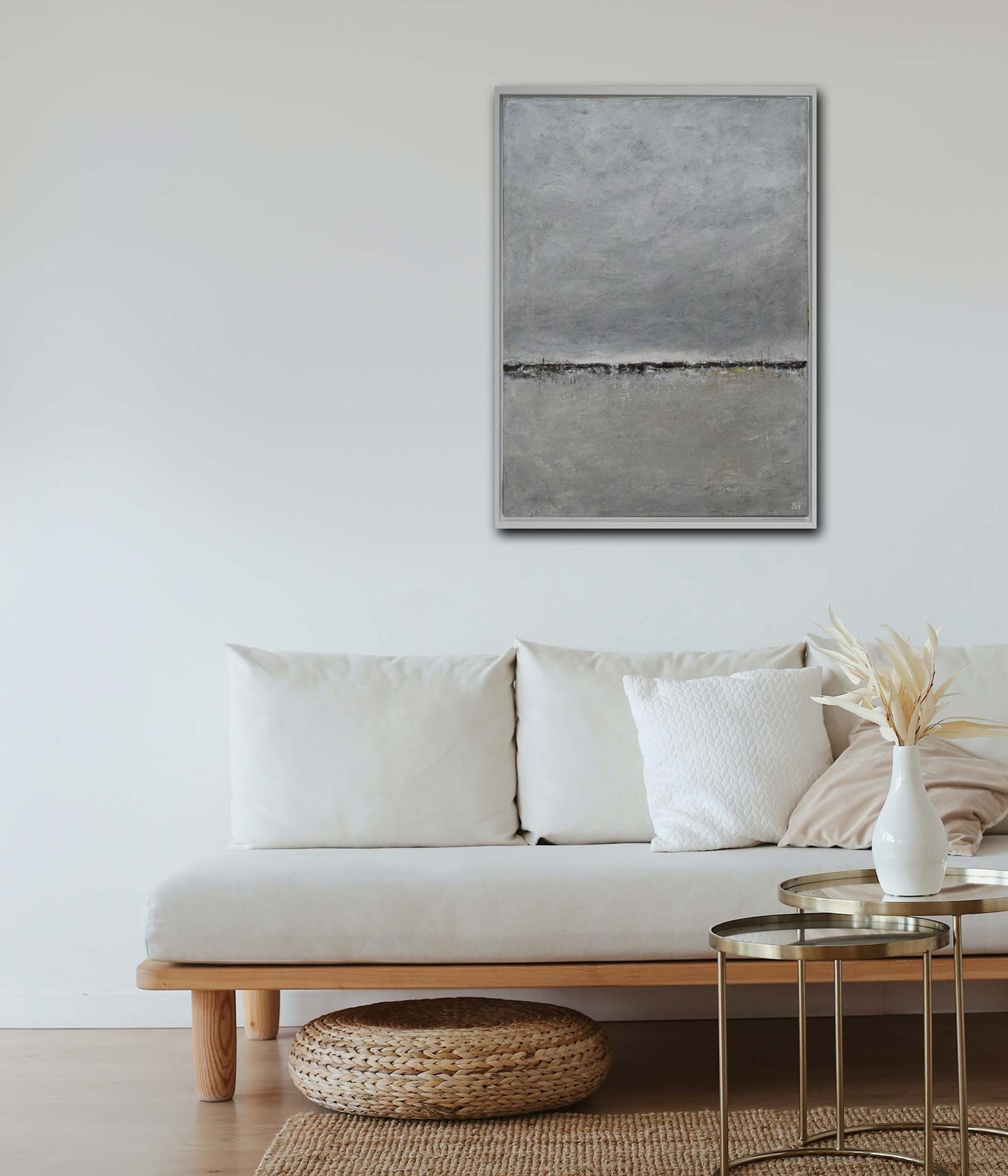 Hochformat, horizontlinie auf grauem Hintergrund, abstrakt, an heller Wand hängend mit weißem Sofa