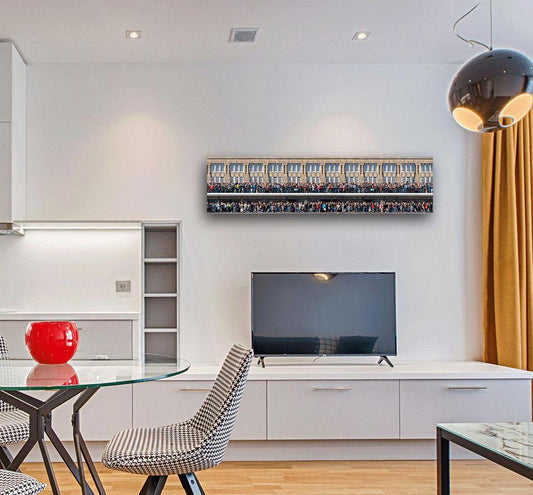 eine große Menschenmenge steht an einem Geländer und wartet auf etwas., Panoramabild, an heller Wand hängend mit schrank und TV