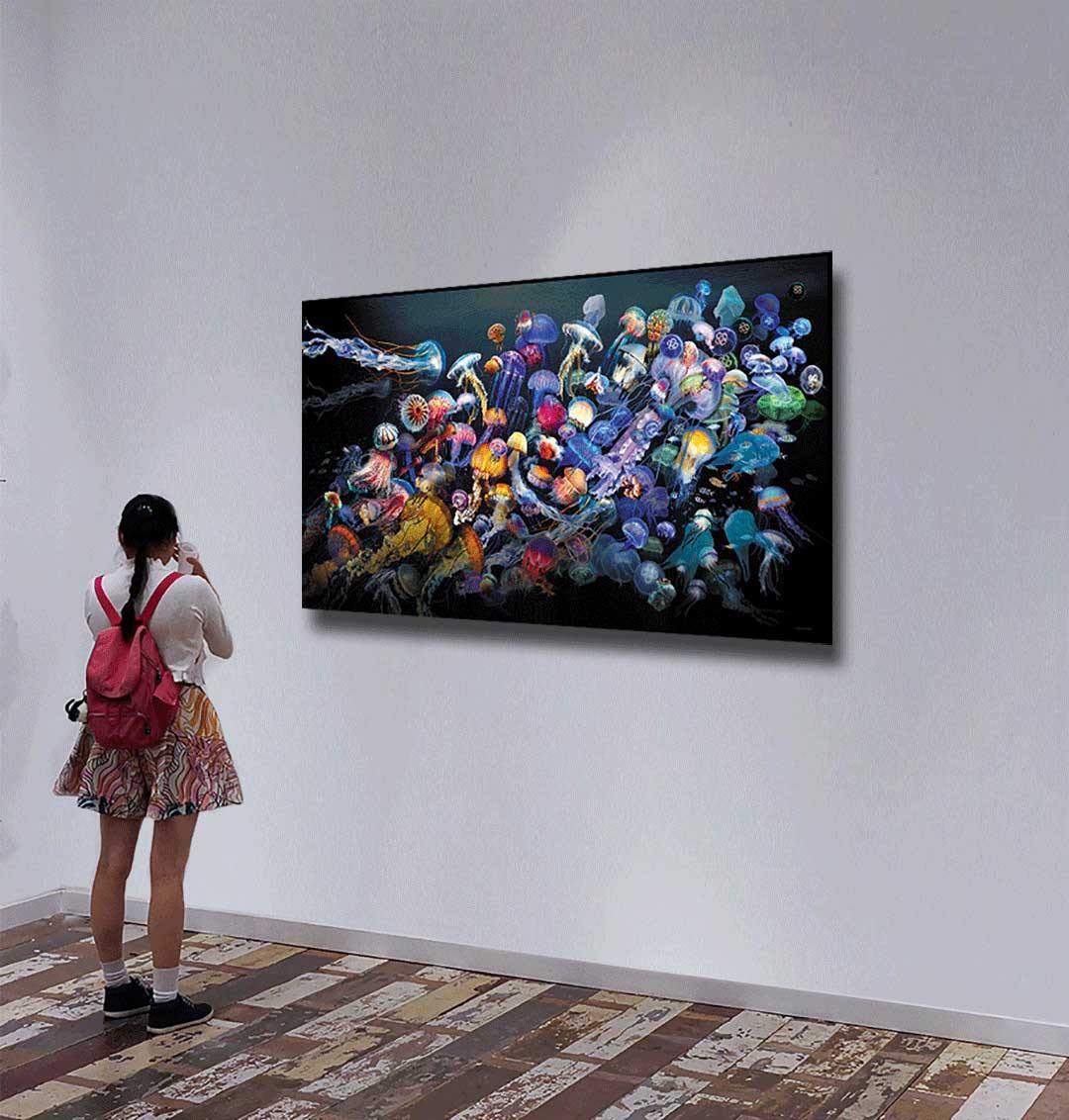 quallen, farbig, digitales Kunstwerk mit Plastikmüll, an heller Wand in Ausstellung hängend