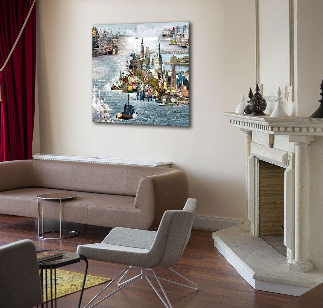 Kombination verschiedener Hamburger Bauwerke mit Elbe und Hafenschlepper, FIneart Print, an Wand hängend mit Sofa und Kamin