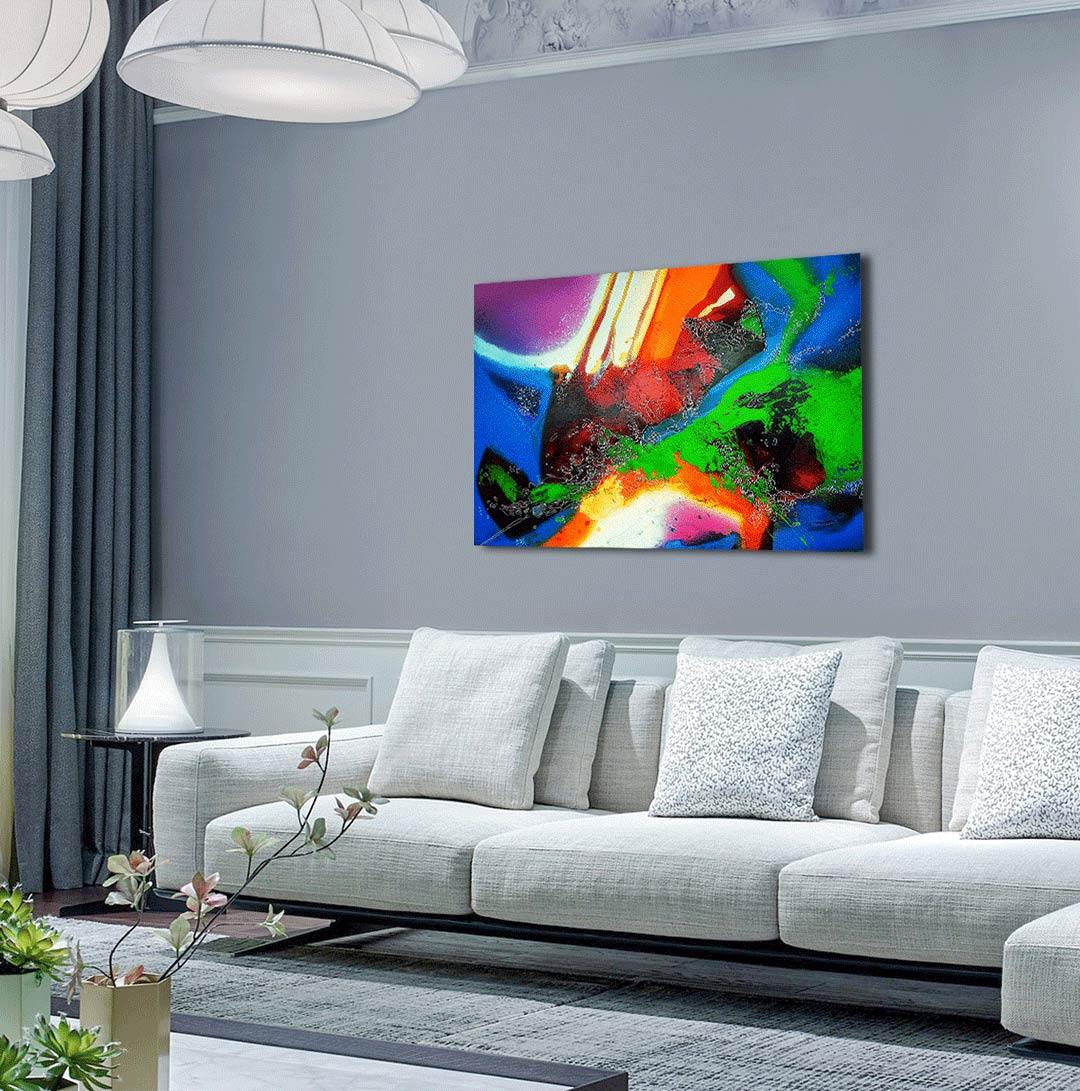 Abstraktes Gemälde, farben laufen ineinander, einzelne Farbfelder in blau, orange, rot, weiß, an grauer wand hängend mit hellem Sofa