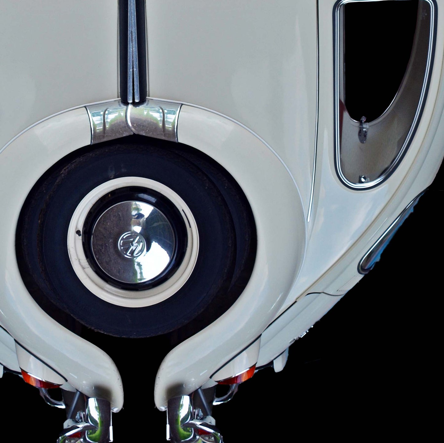 Grauer VW Käfer an Unterseite gespiegelt und neu zusammengesetzt, Hintergrund schwarz, Detail Hinterräder