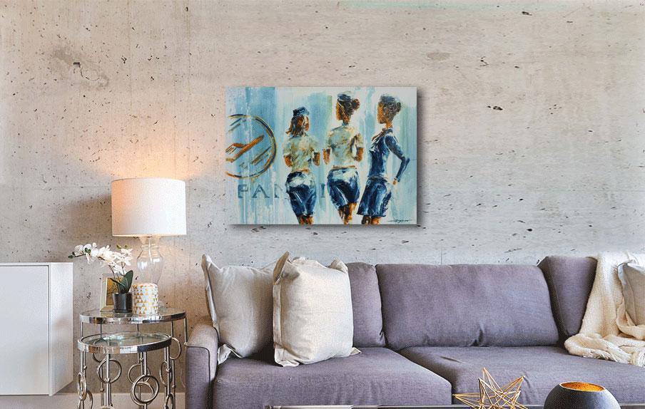Ölgemälde wie im Flug an einer hellen Wand hängend, davor ein graues Sofa