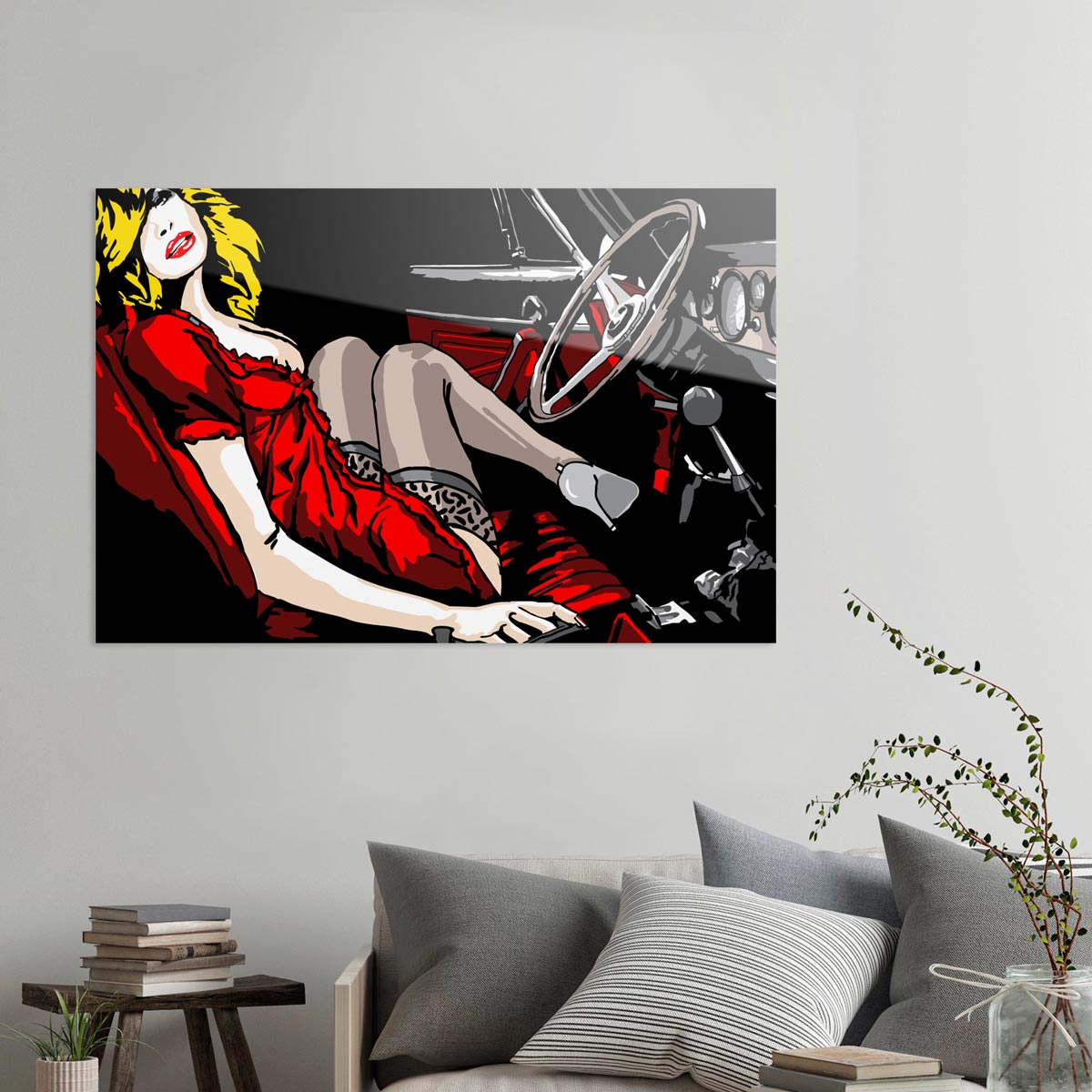 Blonde Frau im Auto auf Fahrersitz, an heller Wand mit grauem Sofa