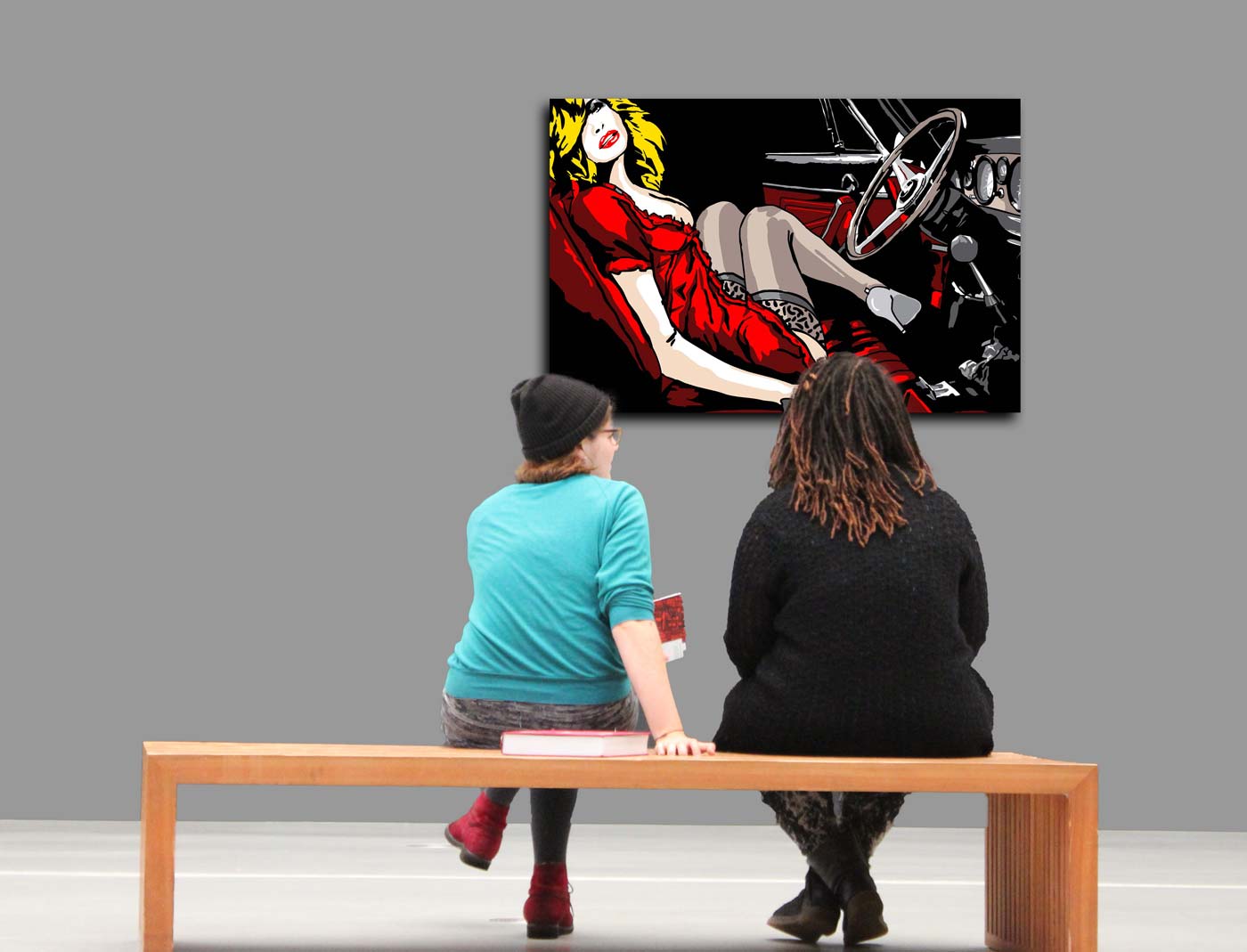 Blonde Frau im Auto auf Fahrersitz, im Museum hängend  mit 2 Besuchern