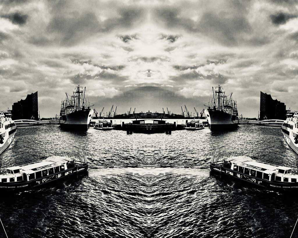 der Hamburger Hafen gespiegelt mit Schiffen und ELbe, schwarz weiß