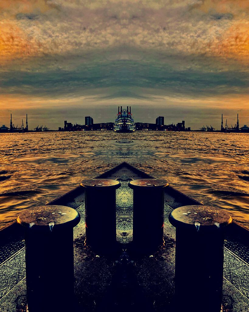 Fotos von 2 gespiegelten Pollen und einem Schiff auf der Elbe, Hochformat, Farbe braun und orange