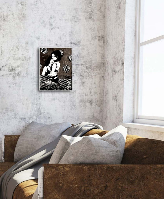 2 Frauen vor abstraktem Hintergrund, Farben scharz und braun an einer Wand hängen vor braunem Sofa