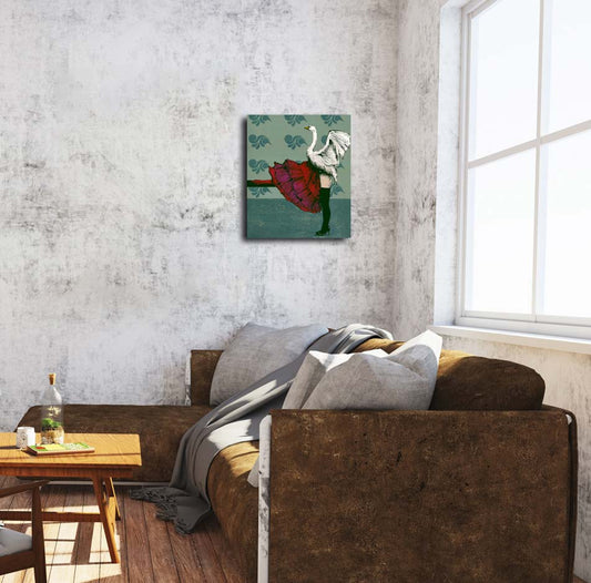 Ein Schwan und eine Frau mit rotem Rock vor grünem Hintergrund, an heller Wand hängend mit dunklem Sofa