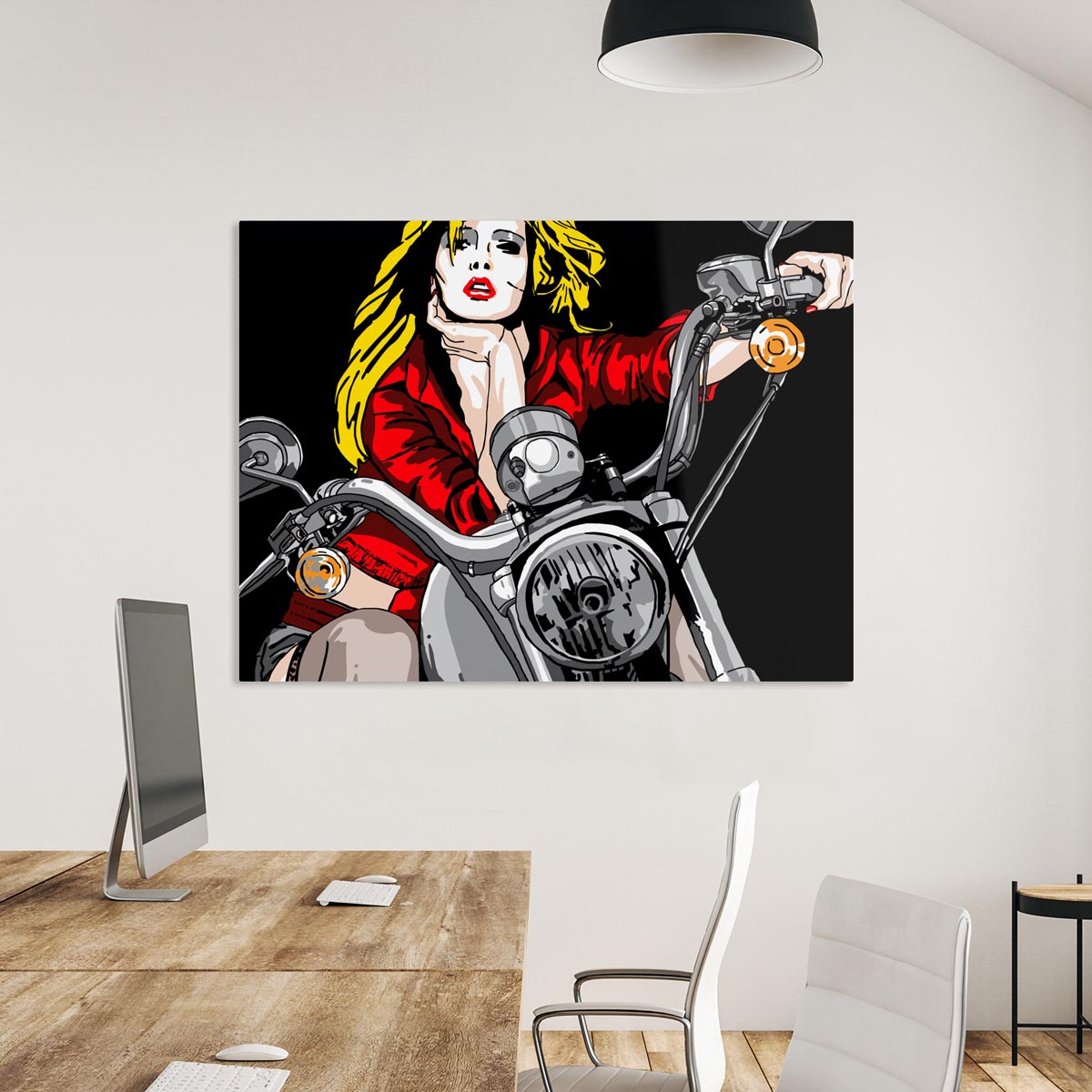 Frau mit roter Jacke und blonden Haaren sitzt auf Motorrad, Gemälde als Fineart Print, an heller Wand hängend mit Tisch und Stuhl