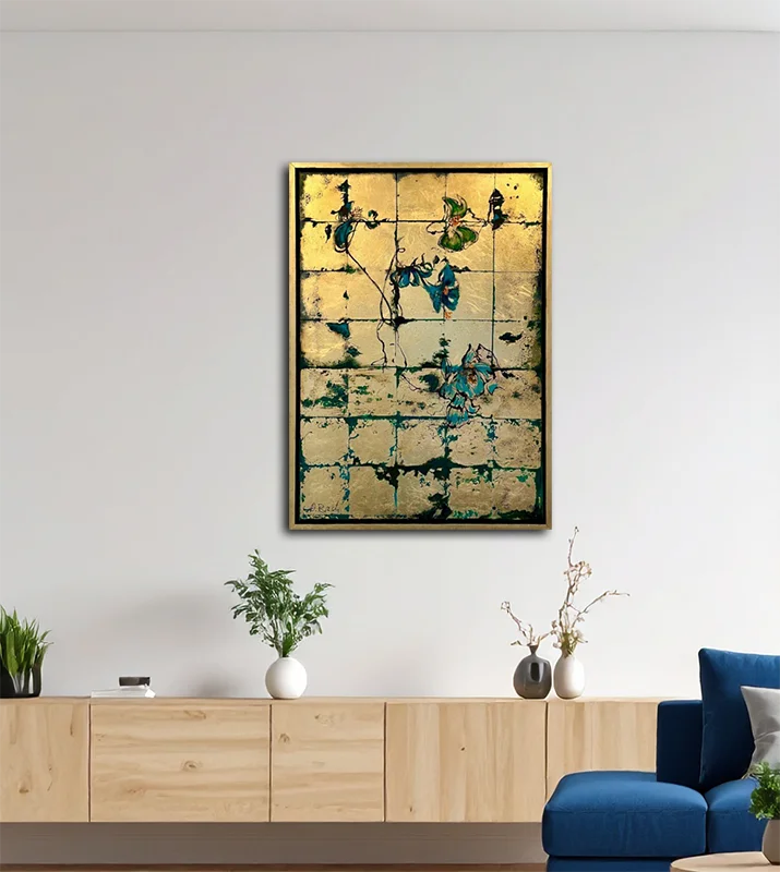 Blattgold und Schlagmetall auf Leinen, goldfarbene Quadrate mit einem feinen Blumenmuster in einem goldfarbenen Rahmen, an einer hellen Wand hängend über einem Sideboard