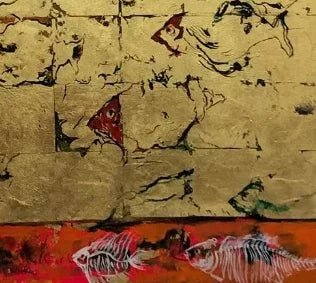 Ein goldfarbenes Gemälde im Hochformat mit quadratischen Feldern aus Blattgold und Schlagmetall, Fische sind auf der Fläche zu sehen, unten ist ein rotes Feld zu sehen. Detailansicht des roten Streifens.