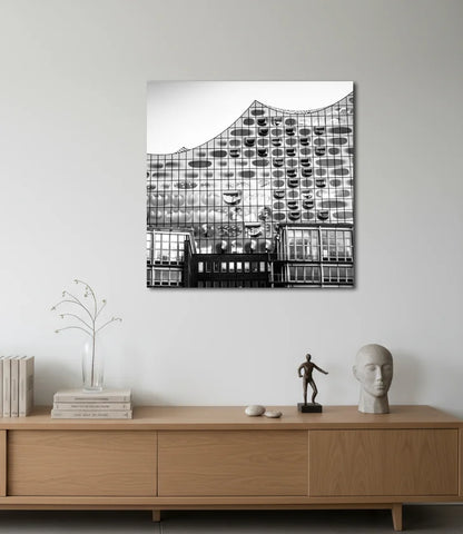 Schwarz-weiß Foto der Elbphilharmonie, Detaiausschnnitt, an heller Wand hängend mit braunem Sideboard