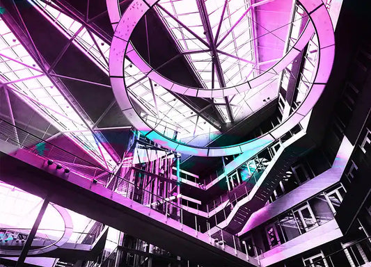 Foto eines futuristischen Innenraums, lila und blau mit Treppen und Türen.