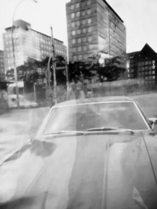 Detail eines schwarz Weiß Fotos Camera Obscura Ford Mustang von Hochhäusern in Hamburg