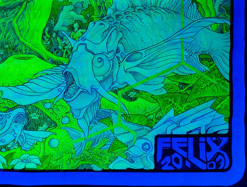 „Fish Dances“ von Felix Stoever ist ein fluoreszierendes Fantasiepaar aus Natur und Mythos. Unter UV-Licht entfaltet sich ein dichtes, leuchtendes Geflecht aus Fischwesen, Waldbewohnern und surrealen Formen, querformat, Farben Grün und Blau, Detail eines Fisches und die Signatur des Künstlers