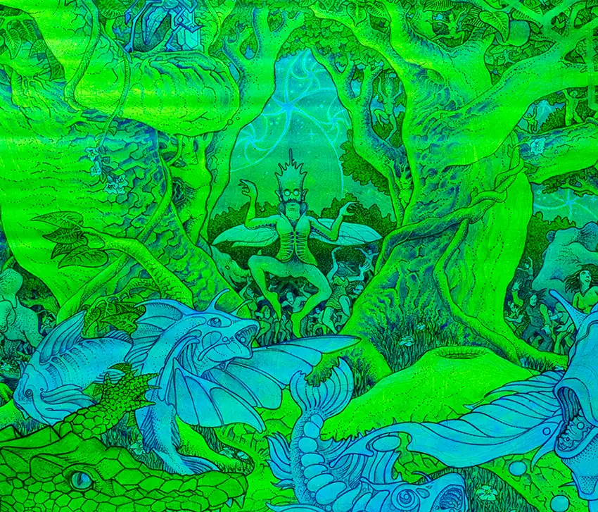 „Fish Dances“ von Felix Stoever ist ein fluoreszierendes Fantasiepaar aus Natur und Mythos. Unter UV-Licht entfaltet sich ein dichtes, leuchtendes Geflecht aus Fischwesen, Waldbewohnern und surrealen Formen, querformat, Farben Grün und Blau, Detail eines tanzenden Gnoms im Zentrum des Bildes 