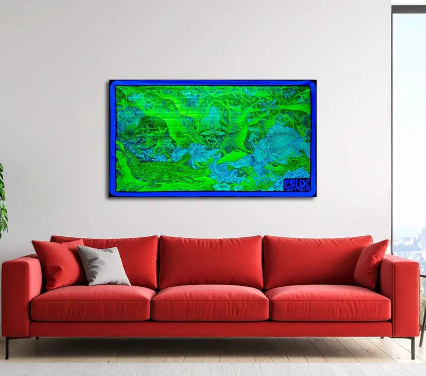 „Fish Dances“ von Felix Stoever ist ein fluoreszierendes Fantasiepaar aus Natur und Mythos. Unter UV-Licht entfaltet sich ein dichtes, leuchtendes Geflecht aus Fischwesen, Waldbewohnern und surrealen Formen, querformat, Farben Grün und Blau, an heller Wand hängend mit rotem Sofa