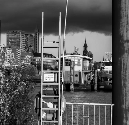 schwarz weiß Foto einer alternative Ansicht von Hamburg mit Michel aus ungewöhnlicher Perspektive an den Landungsbrücken
