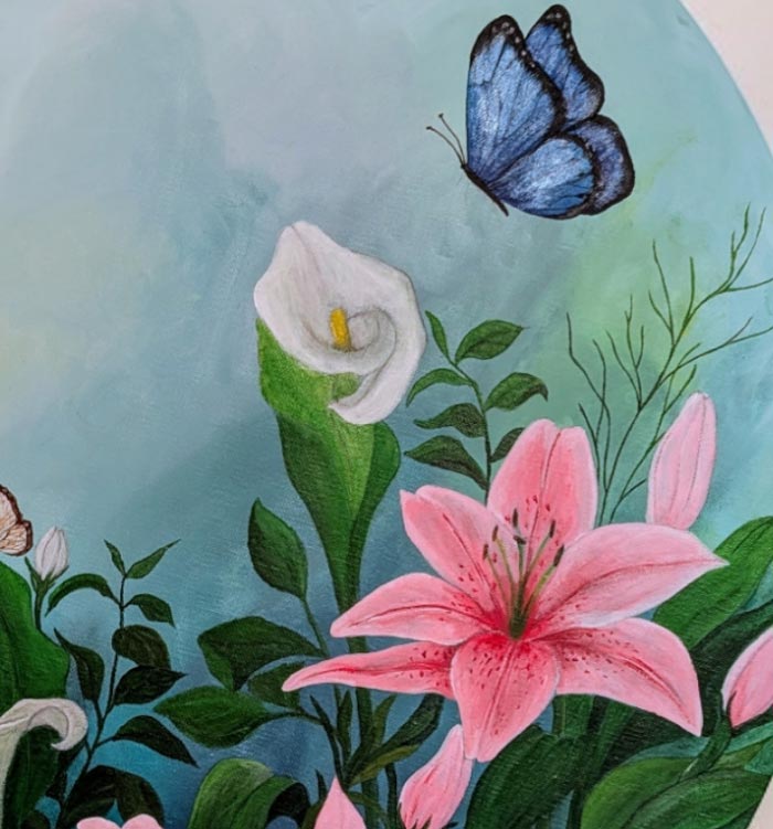 Detailaufnahme des Gemäldes "CallasandLilies" der Künstlerin Sara Schubert. Ein blauer Schmetterling fliegt auf eine Blüte zu.