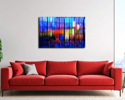 Gestapelte Container in verschiedenen Farben mit hellen Farbfeldern, an heller Wand hängend mit rotem Sofa