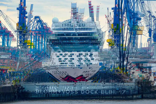 Kreuzfahrtschiff im Dock Elbe 17 in Hamburg, starke Überlagerungen mit Details