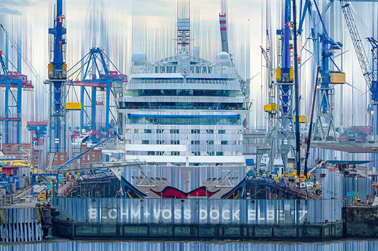 Kreuzfahrtschiff im Dock Elbe 17 in Hamburg, starke Verwischungen und viele Details