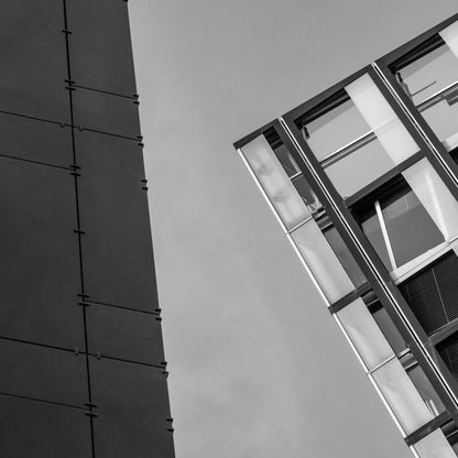 Schwarz weiß Fotografie moderner nach oben strebender Architektur geprägt von Linien und Kanten, Details der nach oben strebender Architektur
