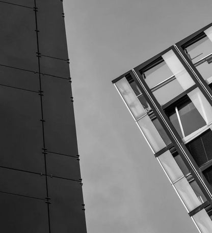 Die tanzenden Türme in Hamburg, nach links geneigt, rechts ein dunkles Gebäude, Detailansicht der linken Ecke