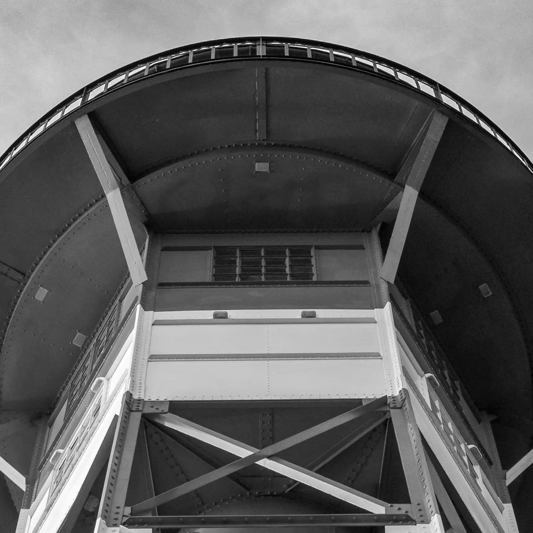 Schwarz-weiß foto eines  Leutchtturms an der Elbe, von unten gesehen, symetrischer Aufbau, Detailansicht der oberen Plattform