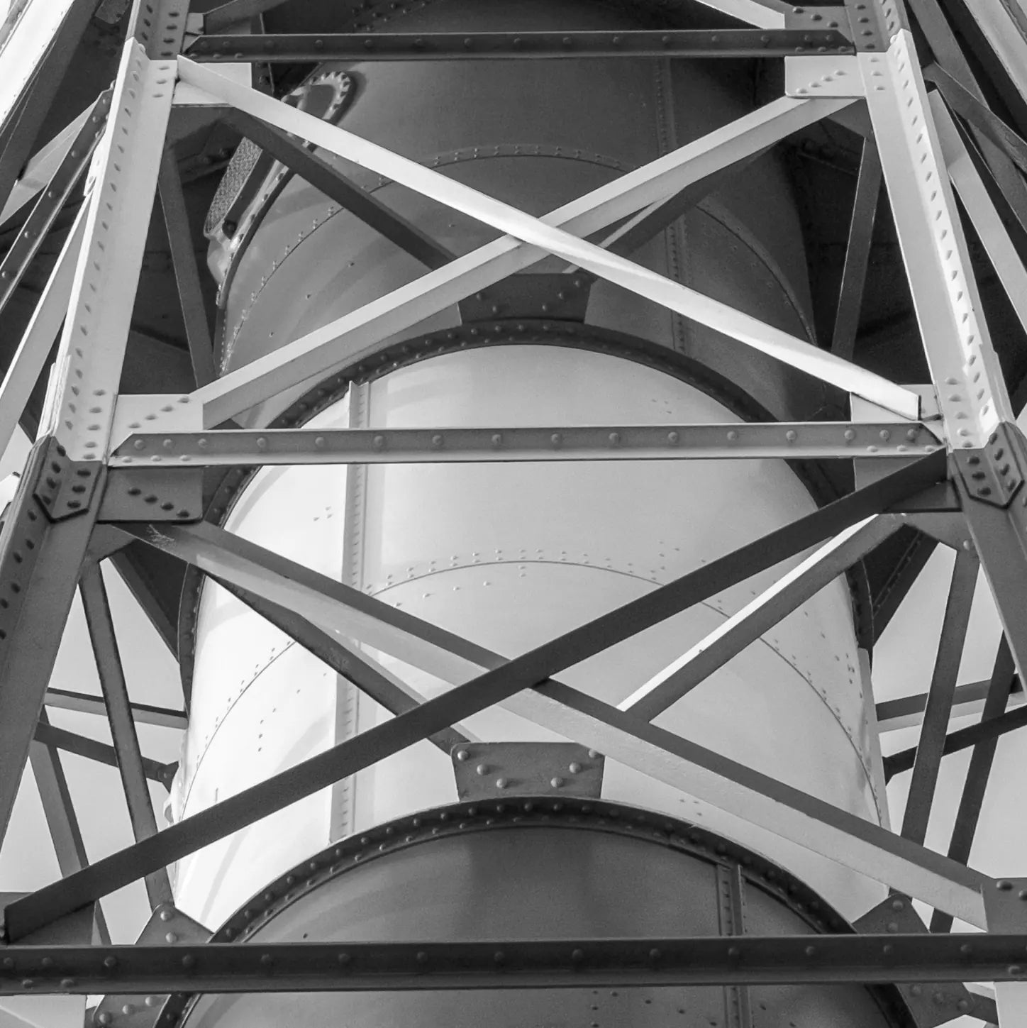 Schwarz-weiß foto eines  Leutchtturms an der Elbe, von unten gesehen, symetrischer Aufbau, Detailansicht der unteren Plattform