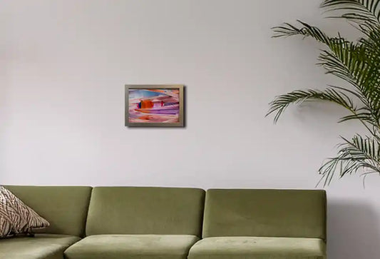 abstraktes Gemäldes mit Safran, gerahmt, farben rot, blau, violette. Querformat, an heller Wand hängen mit grünem Sofa
