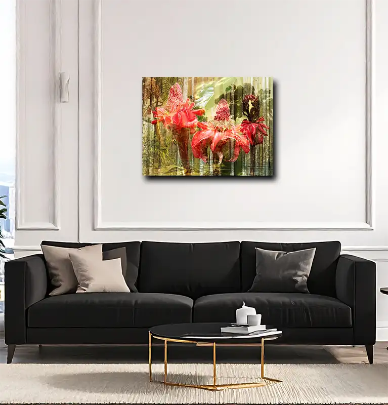 eine Zeichnung des brasilianischen Urwalds als Komposition mit einer roten Blüte, gelbe, grüne und rote Farbtöne, an heller Wand hängend mit schwarzem Sofa