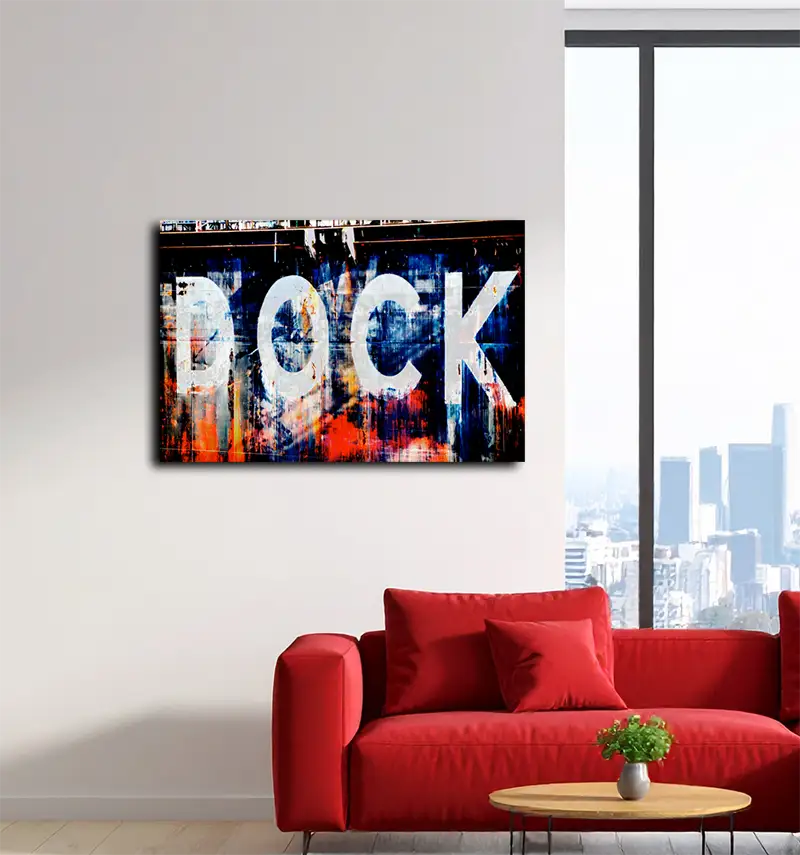 Der Schriftzug "DOCK" als Aufschrift auf einem Schwimmdock im Hamburger Hafen, industrielle marode Romantik, an heller Wand hängend mit rotem Sofa