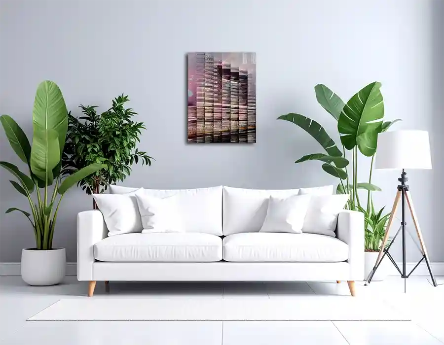 8 Vertikale Felder mit horizontalen Streifen, abstrakt, Farbe rötlich, Spiegelungen auf einer hellgrauen Wand mit weißem sofa