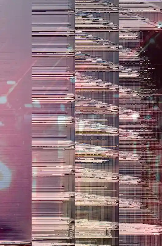 8 Vertikale Felder mit horizontalen Streifen, abstrakt, Farbe rötlich, Spiegelungen, rote horizontale Streifen im Detail