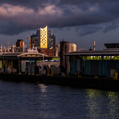 Hafenansicht mit Elbphilharmonie, HTC, Fähranleger, Farbfoto, Detail des Anlegers und der Elbphilharmonie
