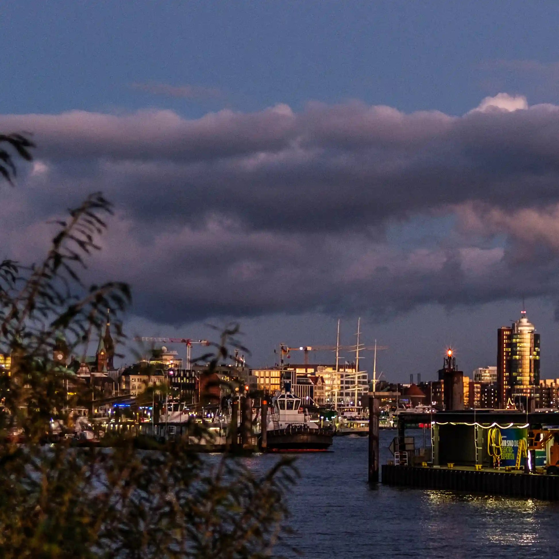 Hafenansicht mit Elbphilharmonie, HTC, Fähranleger, Farbfoto, detailansicht mit HTC